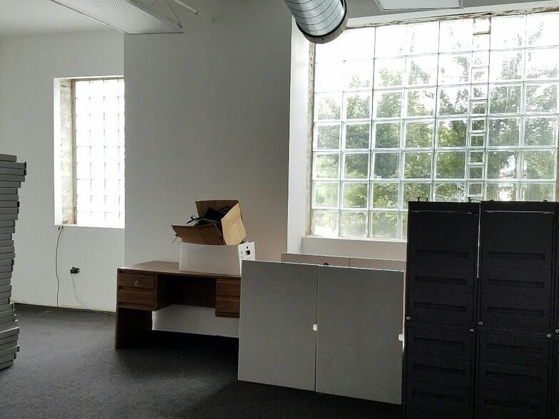 More Photos Of 3130-3136 W Chicago Ave, Chicago Showroom For Sale