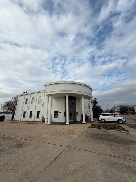 More Photos Of 4645 Tinker Diagonal, Oklahoma City Loft Creative Space For Lease