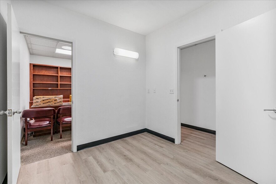 More Photos Of 7733 W Newberry Rd, Gainesville Office For Sale