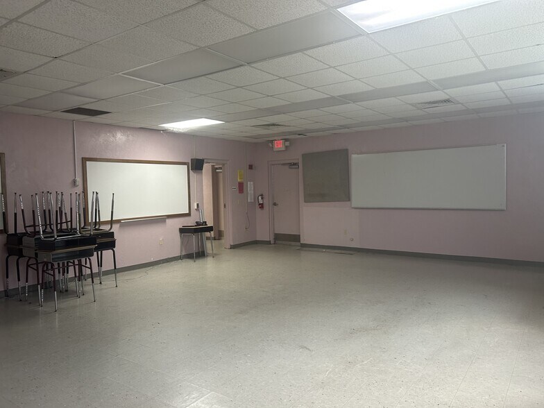 More Photos Of 101 S Prospect St, Crescent City Flex For Sale