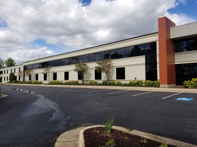 More Photos Of 251-255 Exchange Pl, Herndon Light Distribution For Lease