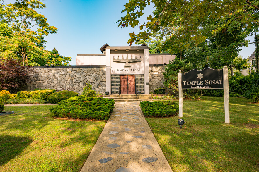 Primary Photo Of 270 Clocks Blvd, Massapequa Religious Facility For Sale