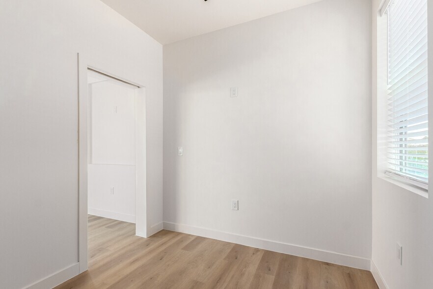 More Photos Of 411 32nd Pl, Phoenix Apartments For Sale