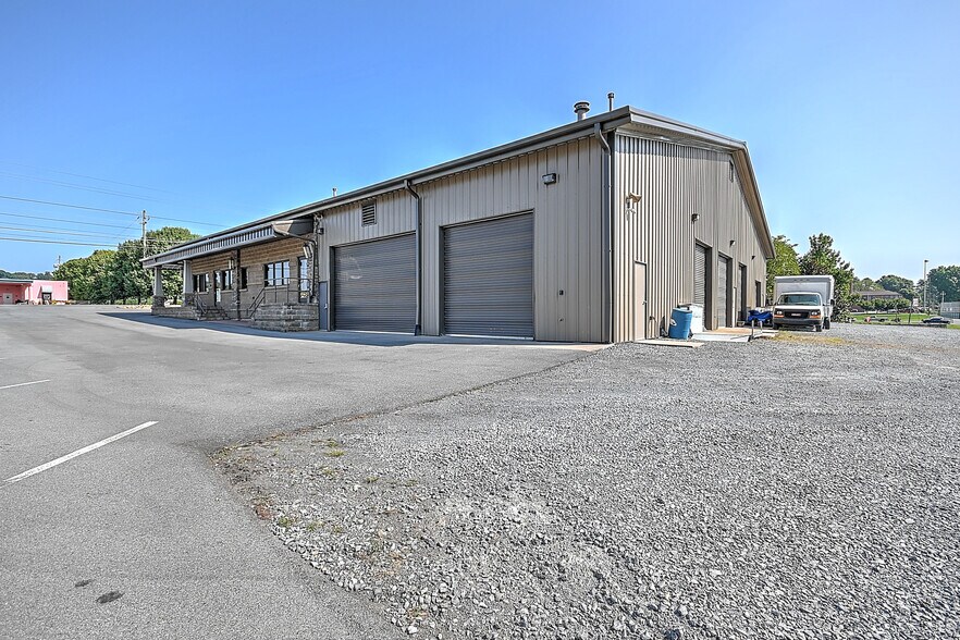 More Photos Of 317 Bluff City Hwy, Bristol Flex For Sale