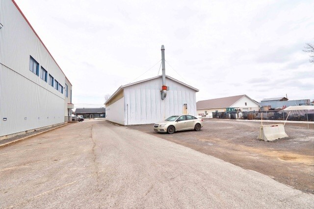More Photos Of 521 Rue Des Érables, Trois-Rivières Manufacturing For Sale