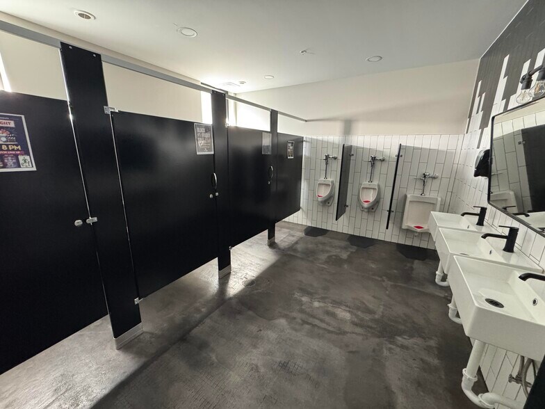 More Photos Of 235 NE Watula Ave, Ocala General Retail For Sale