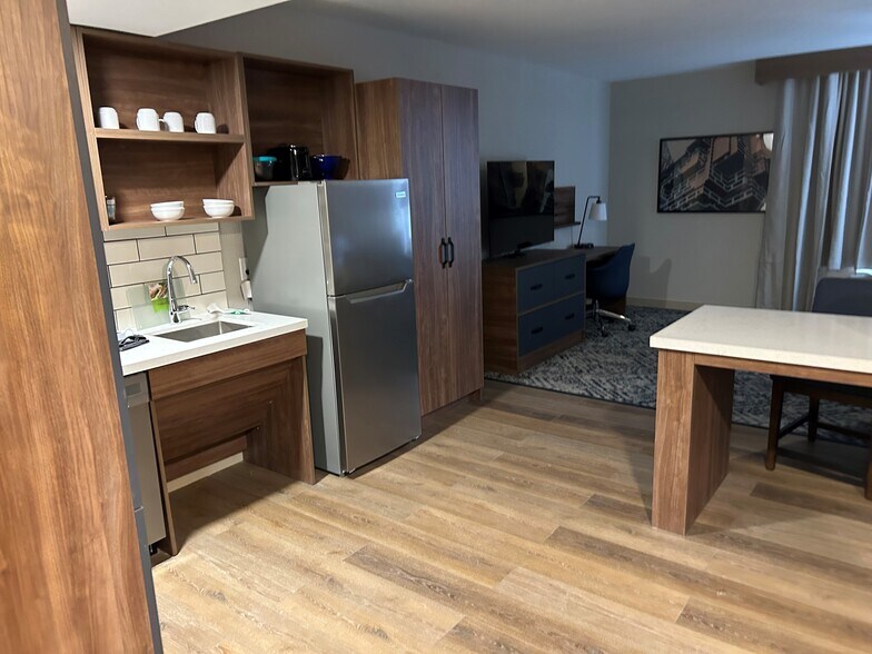 More Photos Of 1100 Mediterranean Ave, Columbus Hotel For Sale