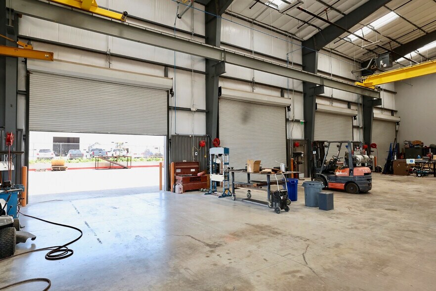 More Photos Of 16445 N Interstate 35, Pflugerville Warehouse For Sale