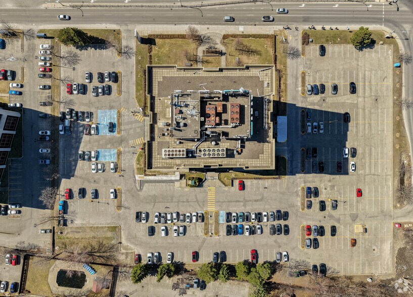 More Photos Of 3030 Boul Le Carrefour, Laval Medical For Lease