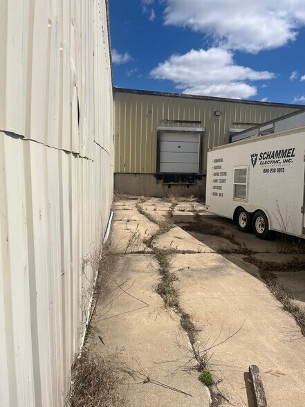 More Photos Of 1200 21st Ave NE, Austin Warehouse For Sale