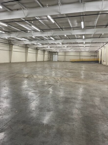 More Photos Of 606 Pine Tree Rd, Oxford Warehouse For Lease