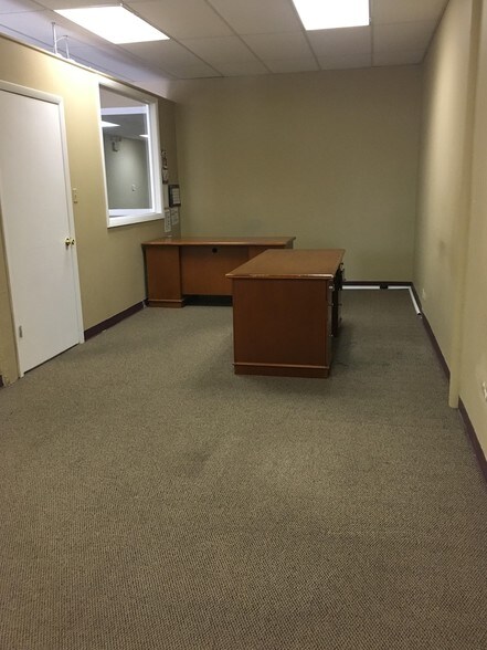 More Photos Of 4640-4650 Oakton St, Skokie Storefront For Lease