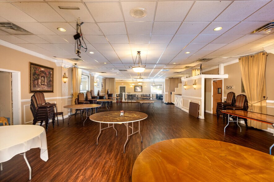 More Photos Of 705 N Hammonds Ferry Rd, Linthicum Heights General Retail For Lease
