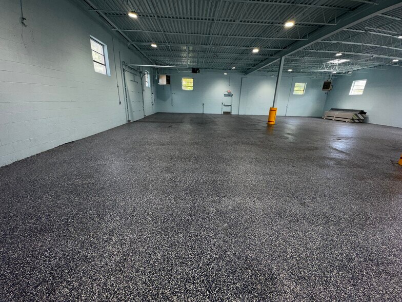 More Photos Of 1520 Hannah Ave, Forest Park Flex For Sale