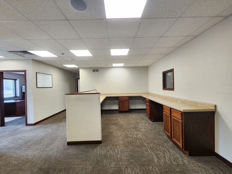 More Photos Of 702 S Delaware Ave, Mason City Light Manufacturing For Lease