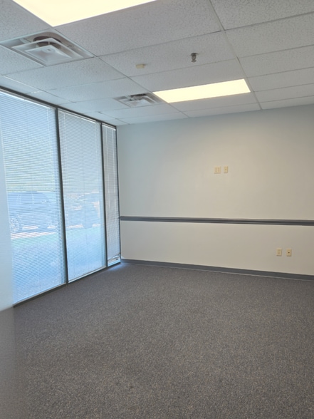 More Photos Of 1005 Alderman Dr, Alpharetta Research And Development For Lease