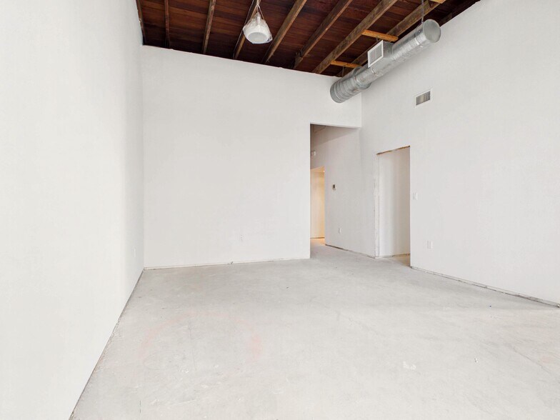 More Photos Of 1111 5th Ave S, Naples Freestanding For Sale