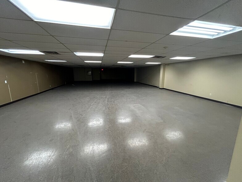 More Photos Of 5977 Hazeldean Rd, Ottawa Warehouse For Lease