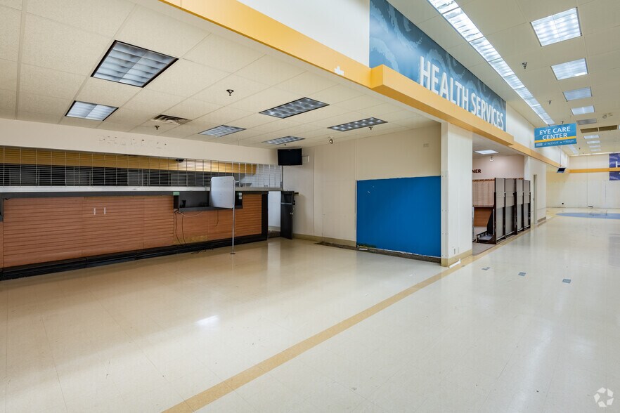 More Photos Of 699 S Green Bay Rd, Neenah Unknown For Lease
