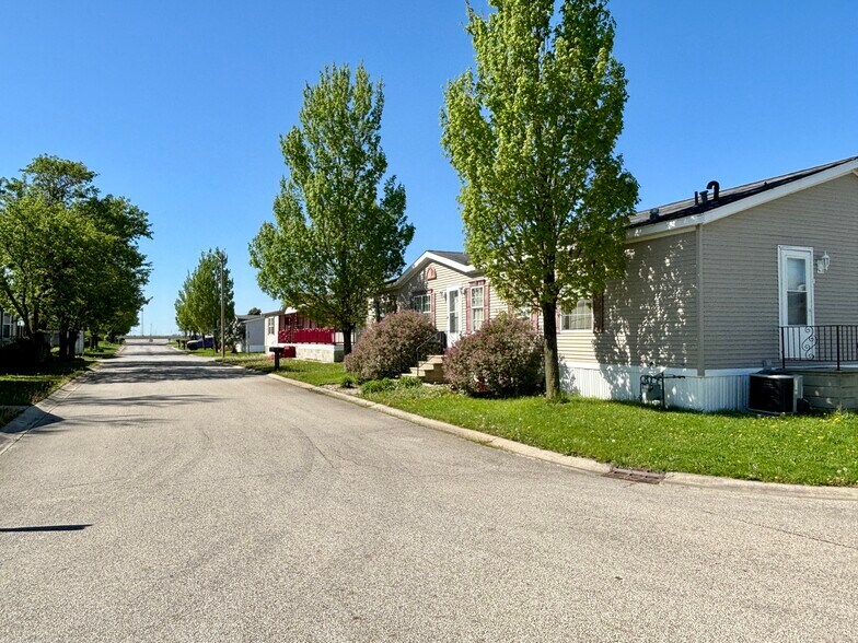 More Photos Of 104 Enterprise Dr, Chenoa Manufactured Housing Mobile Home Park For Sale