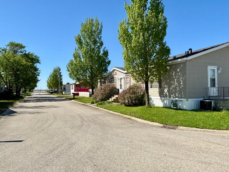 More Photos Of 104 Enterprise Dr, Chenoa Manufactured Housing Mobile Home Park For Sale