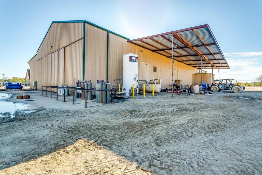 More Photos Of 520 Tradeway Dr, Mineral Wells Warehouse For Sale