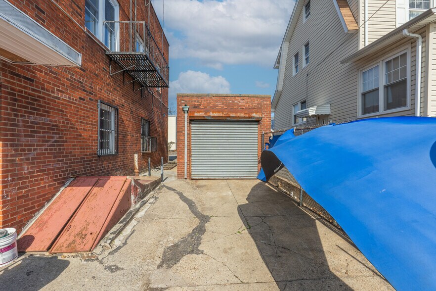 More Photos Of 928 18th Ave, Newark General Retail For Lease