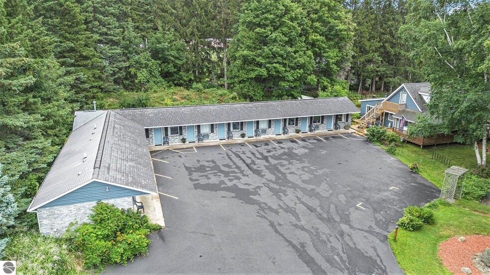 More Photos Of 519 Lake St, Frankfort Hotel For Sale