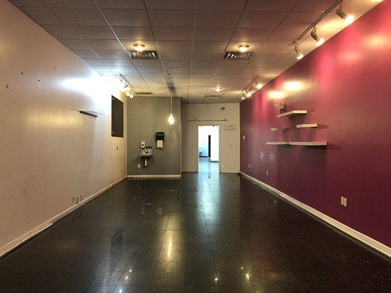 More Photos Of 382 Saint Armands Cir, Sarasota Storefront For Lease