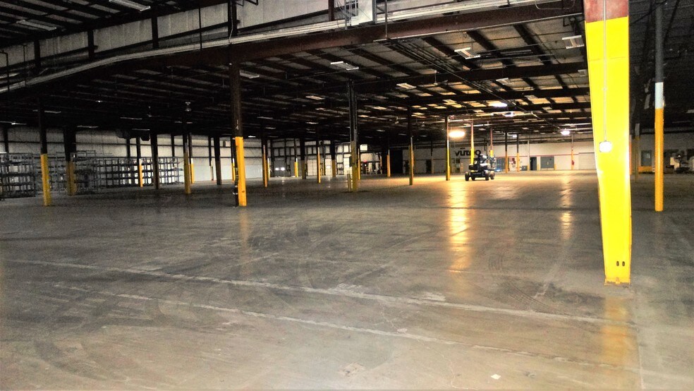 More Photos Of 2224 W College Ave, Normal Manufacturing For Lease