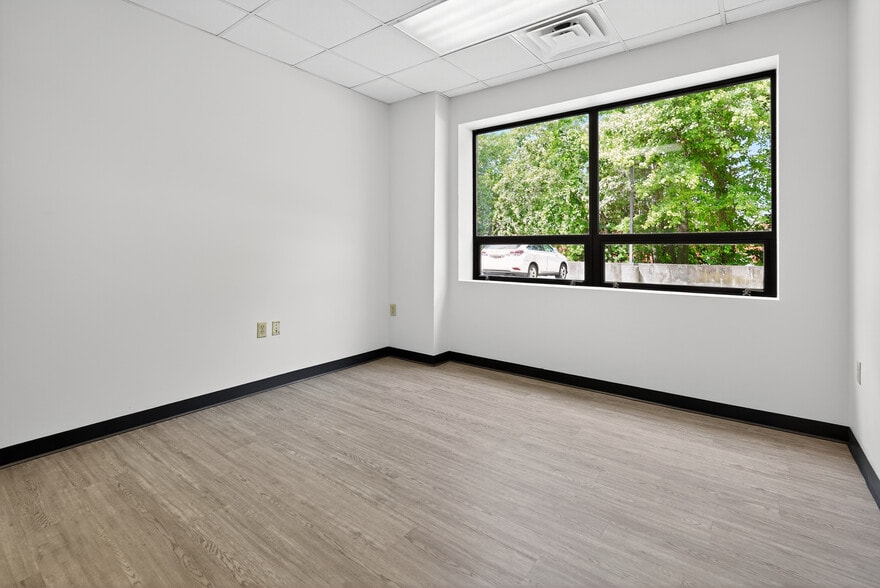 More Photos Of 10 Panas Rd, Foxborough Warehouse For Lease