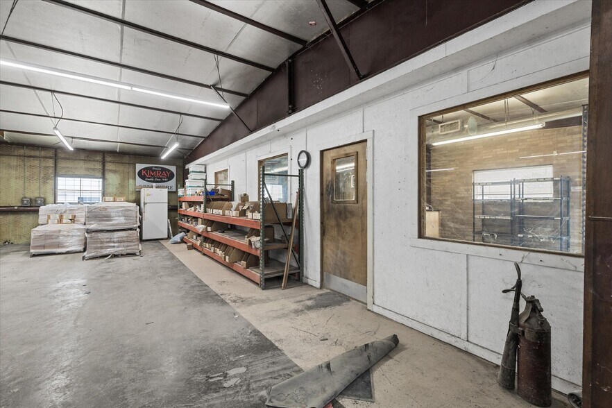 More Photos Of 2305 N Main St, Cleburne Flex For Sale