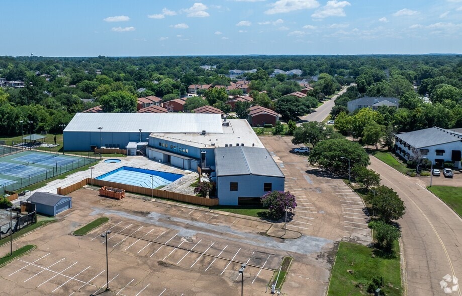 More Photos Of 46 Northtown Dr, Jackson Health Club For Lease