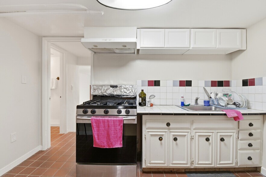 More Photos Of 2809-2815 Macdonald Ave, Richmond Office For Sale