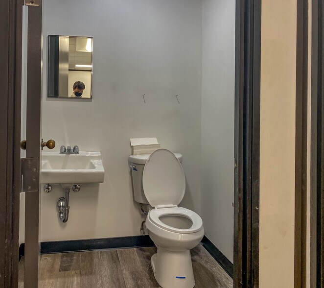 More Photos Of 29525 Canwood St, Agoura Hills Medical For Lease