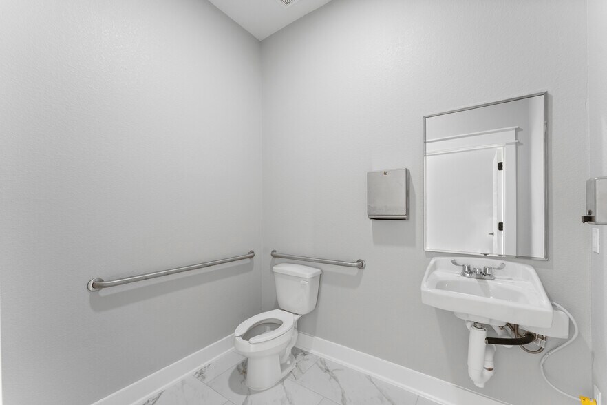 More Photos Of 11606 Westlock Dr, Tomball Medical For Sale