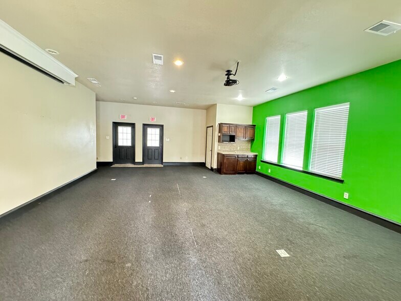 More Photos Of 703 Main St, Lake Dallas Showroom For Sale