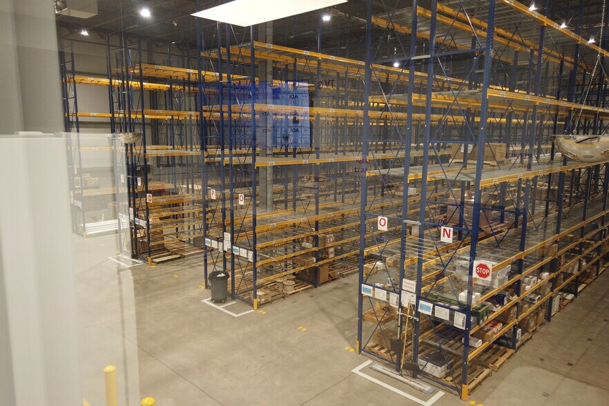More Photos Of 1245 De L'aviation Av, Dieppe Manufacturing For Lease