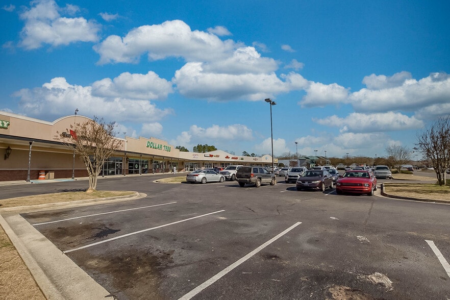 More Photos Of 5550 McFarland Blvd, Northport General Retail For Lease