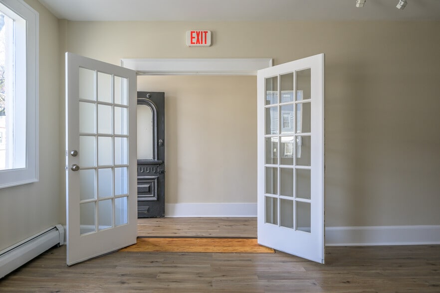 More Photos Of 237 Warren St, Hudson Storefront Retail Residential For Sale