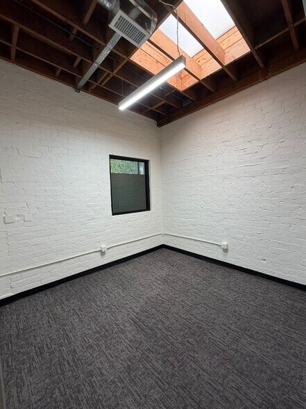 More Photos Of 2558 Overland Ave, Los Angeles Office For Lease