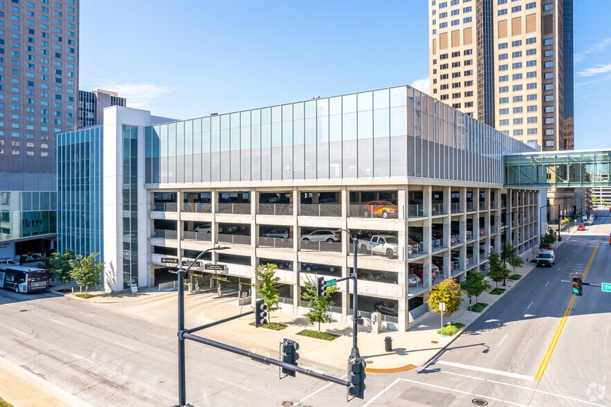 More Photos Of 701 Grand Ave, Des Moines General Retail For Lease