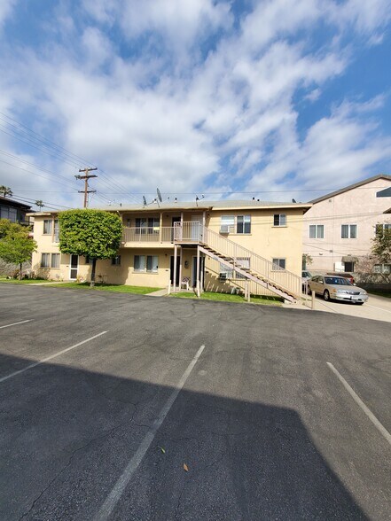 More Photos Of 327 Riverdale Dr, Glendale Apartments For Sale