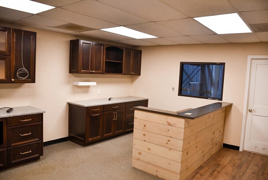 More Photos Of 1216-1228 United Dr, Raleigh Warehouse For Lease