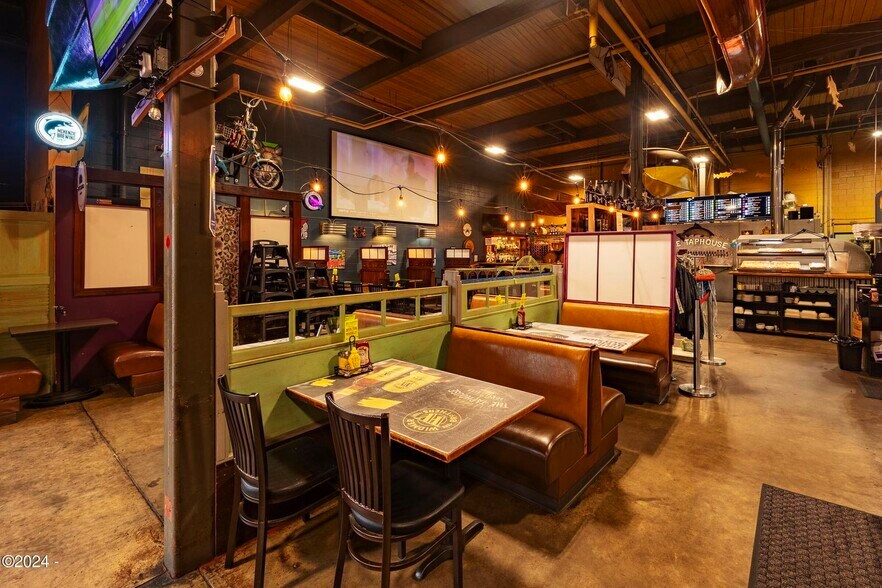 More Photos Of 515 NW Coast St, Newport Restaurant For Lease
