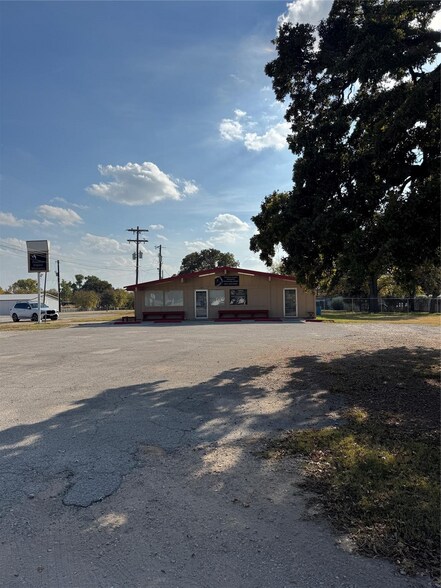 More Photos Of 1300 Liberty School Rd, Azle General Retail For Lease