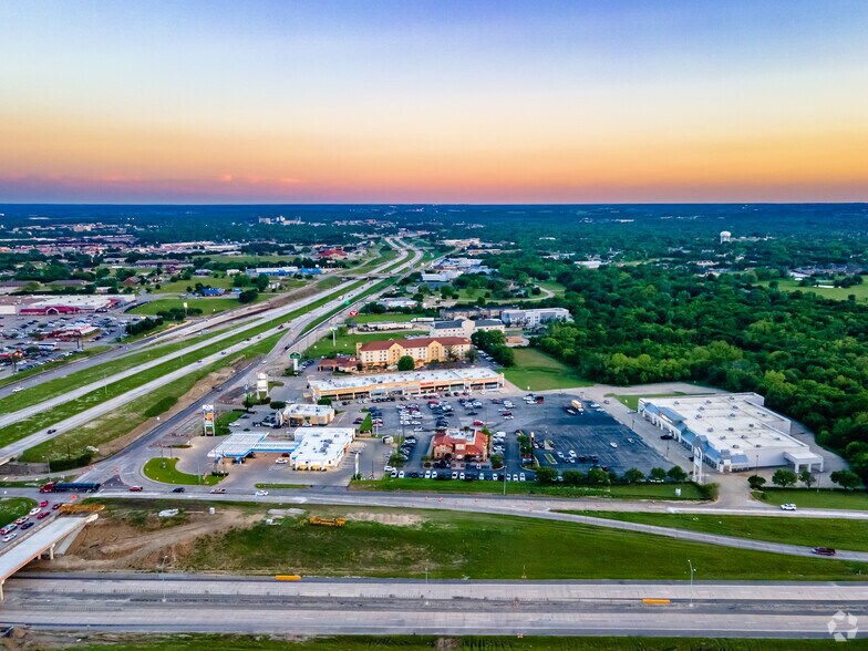 More Photos Of 2916 N US Highway 75, Sherman Storefront For Lease