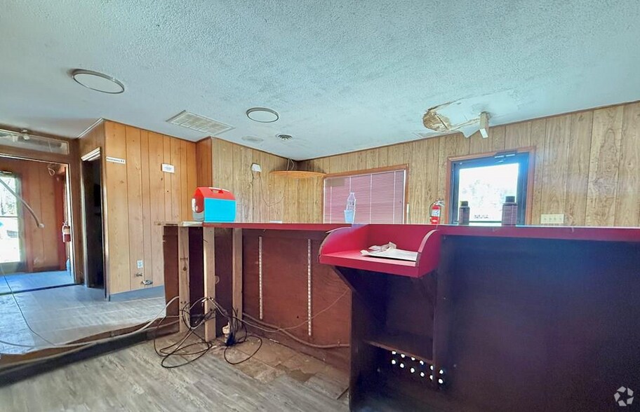 More Photos Of 82 Saddleridge Rd, Bassett Restaurant For Lease