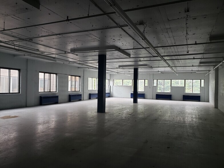 More Photos Of 280 Rue Sauvé O, Montréal Office For Lease