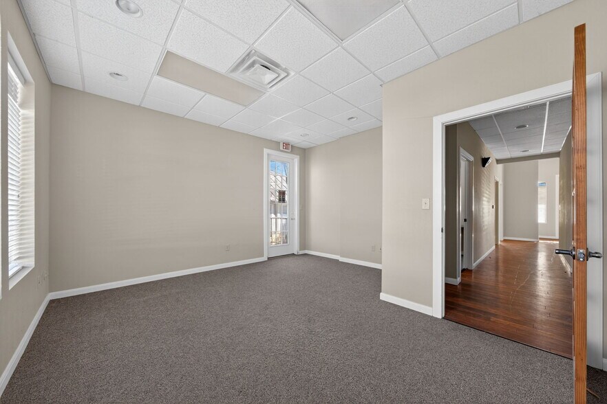More Photos Of 4230 Gardendale St, San Antonio Office For Sale